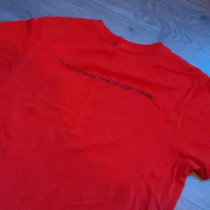 Röd t-shirt med text på baksidan. Bra kvalitet. Storlek M 