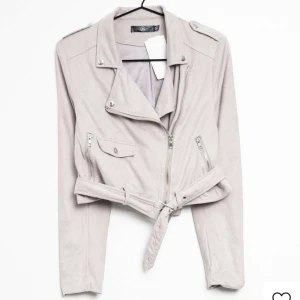 Bikerjacka från Mussguided - Bikerjacka från Missguided i runt material, motsvarar XS-S i storlek.