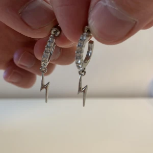 Silvriga örhängen  - Super gulliga blixt örhängen som är använda ca 2 gnr