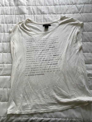 Fin t-shirt Happiness från Lindex - Jättefin t-shirt från Lindex. Härlig text med definitionen av Happiness.