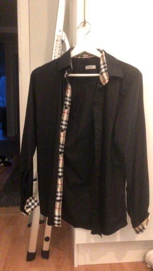 burberry skjorta - säljer nu min snygga burberry skjorta kom med bud i dm