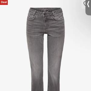 Supersnygga jeans med bootcut😍nästan helt oanvända, priset kan förhandlas!