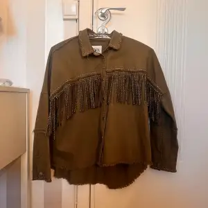 Säljer nu denna jätte fina vår jacka ifrån Zara i militär grön färg. Köpt förra året, säljer nu för jag inte andvänder den lämgre. 