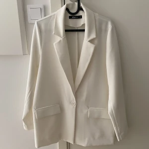Vit blazer - Säljer en vit blazer i storlek 34 från Gina Tricot som aldrig är använd därav nyskick. Superfin och fräsch nu till våren och sommaren som väntar 🌸💗