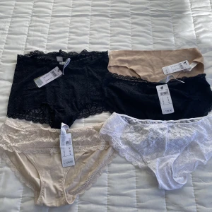 Oanvända trosor från Intimissimi M - Fina oanvända trosor från Intimissimi i storlek M. Alla har lapparna kvar utom de vita där lapparna är avklippta men de är oanvända.