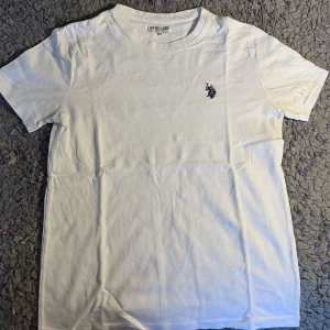 Ralph lauren  - Säljer vit Ralph lauren t shirt!! Så snygg o trendig t sommaren!