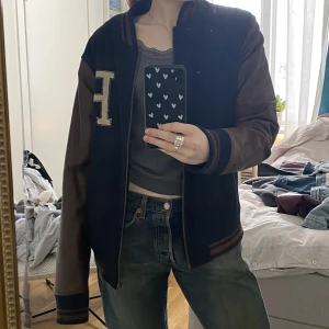 Collagejacka - Collagejacka strl m, sitter snyggt oversized på mig med strl s, spårbar frakt 69kr💕