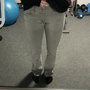 Jeans - (snabb smidig affär=billigare) Intresserad av dessa jeans från Young Gina? Köpte för stora! Dessa är i strl 164 och jag har i vanliga fall xs/s och de är i hög stretch och har därför blivit för stora! Väldigt långa på mig som är 165! Använda 1 gång