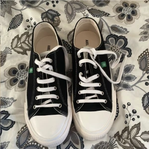 Axel arigato skor - Ett par helt nya fräscha arigato skor aldrig använda. Nypris 1500. Säljes pga fel storlek. Tveka inte att höra av dig priset ej hugget i sten. Dustbag och box medföljer. Köpare står för frakt.