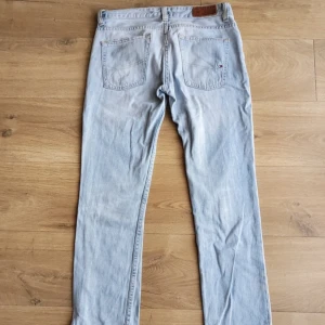 Hilfiger jeans - lågmidjade raka tommy hilfiger jeans, perfekta modellen 🙏 vintage men i nyskick, går ner till fötterna på mig som är 168 😚