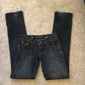 Low waist jeans - TRYCK INTE PÅ KÖP NU! SKRIV TILL MIG ISTÄLLET! Cherry diffusion jeans, jätte bra kvalitet. Jag säljer pga storleken, dom är för små i midjan på mig. Jag är 160cm och dom passar ganska bra i längd.Dom är storlek 34. Kan mötas upp i täby