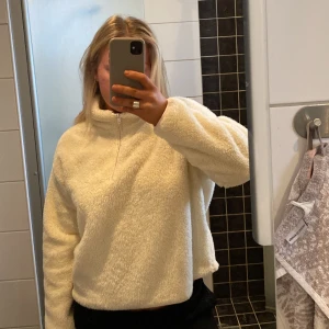 Teddy tröja  - Teddy tröja med halv dragkedja.  Från HM i storlek S. Bra skick.