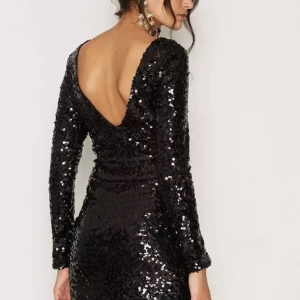 Svart paljettklänning - Svart paljett klänning från NLY one!! Skitsnygg i storlek xs men kan passa en s också🖤🖤!