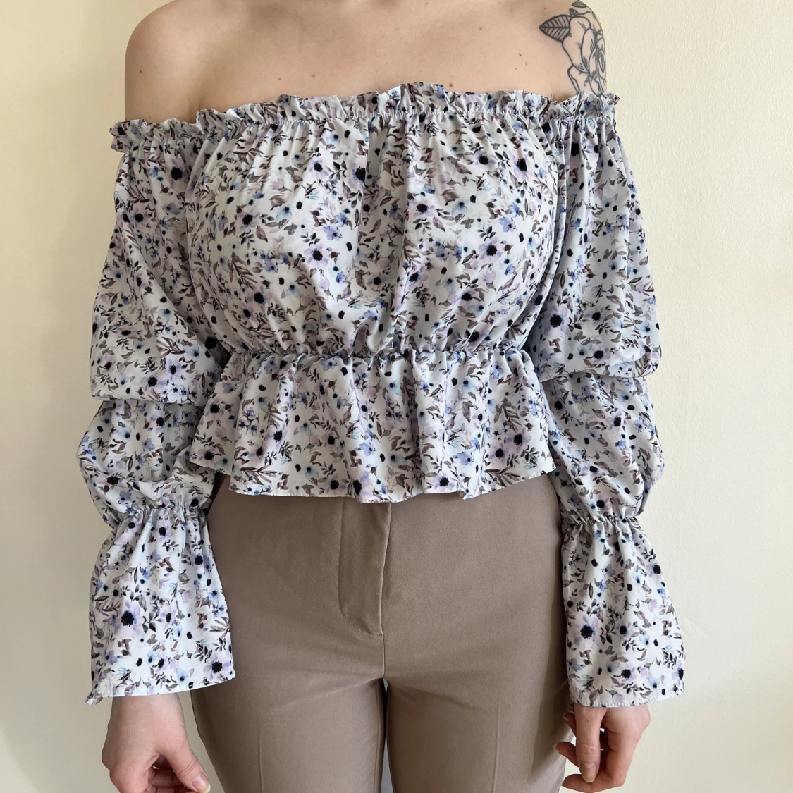 Blommig offshoulder-topp