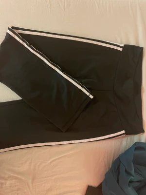 Adidas byxor  - Jättefina låg midjade utsvängda adidas byxor som knappt är använda. Dom är i storlek m. Jag är 170cm och dom passar på längden. 