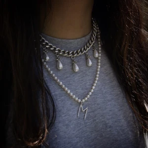 Sjukt snyggt pärlhalsband från Maria Nilsdotter - org pris 6995kr Säljer då den inte kommer till användning 