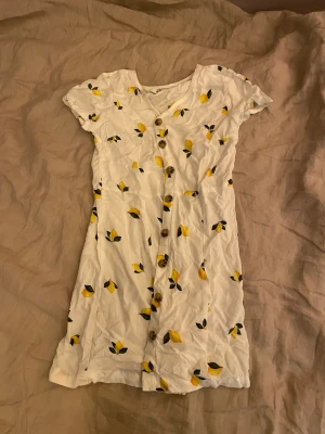 Sommar klänning - Jag säljer min sommarklänning från hm. Nyskick 