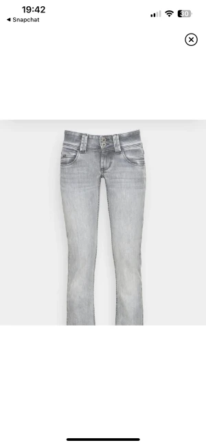 Pepe jeans gråa!  - LÄGGER UPP ANNONSEN IGEN PGA AV OSERIÖSA KÖPARE. Ett par super snygga och trendiga jeans. Väl änvända men ser ut som nya! Kom privat för frågor💗