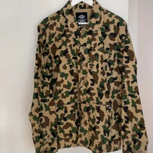 Dickies jacka/overshirt - Dickies tunn jacka/overshirt. Duck canvas/militär mönster. Storlek m, regular fit. Oanvänd 
