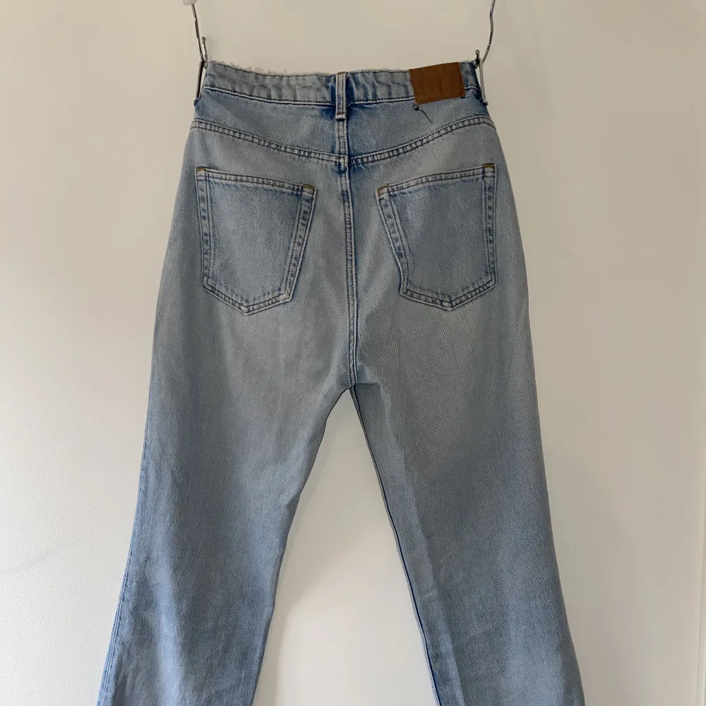 Weekday jeans i modellen Voyage i storlek 27/30. Säljs på grund av för små för mig. Inköpspris: 500kr. Avända väl, därav lite slitningar i midjan. . Jeans & Byxor.