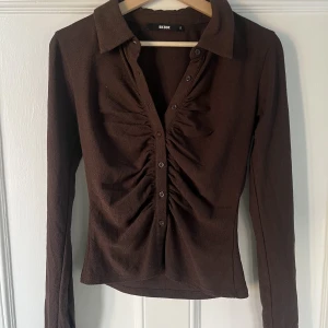 Brun topp 🤎 - Brun topp från bikbok - superfin! Säljer pga har 3 typ identiska😂 Strl S, använd några gånger 🫶