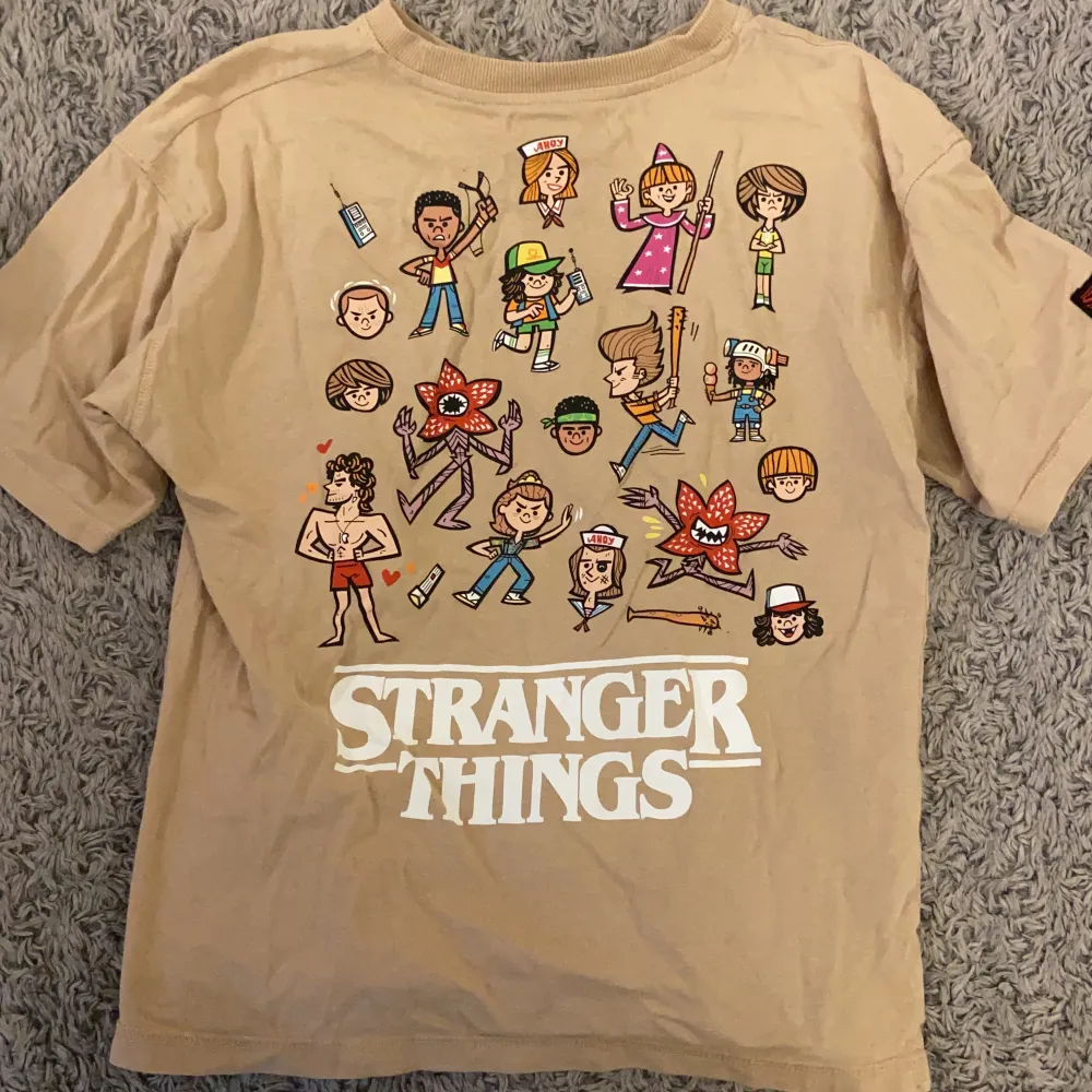 Jag säljer en strangerthings t-shirt!💗 på grund av att den aldrig används!💗 har används typ 1-2 gånger!💗skriv gärna om ni blir intresserade!!💗. T-shirts.