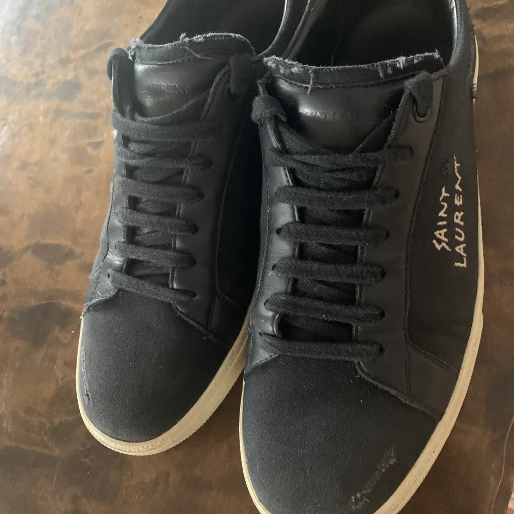 Saint laurent distressed sneaker Säljer ett par saint laurent skor i storlek 43 Använda 2 gånger Slitningarna på skorna tillhör modellens utseende. Skor.