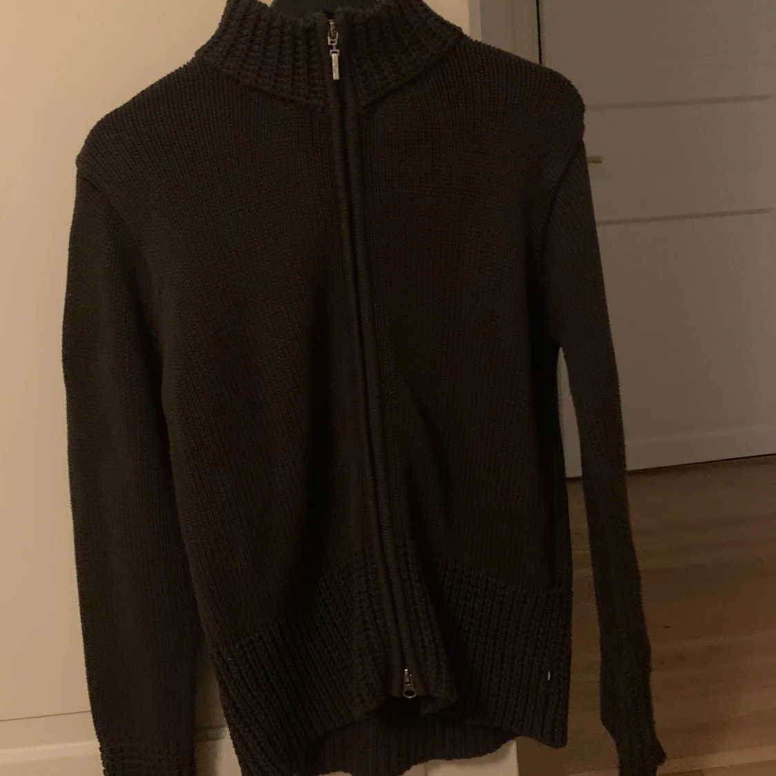 Brun stickad kofta  - 90