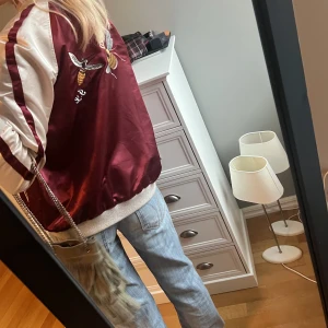 Cool bomberjacka  - Säljer min assballa bomberjacka, perfekt nu till våren som kommer 🫶🏽😍