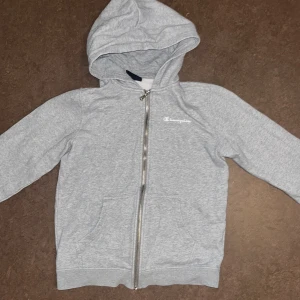 Champin kofta - Mycket bra skick. Tröja för barn från 138-143 cm långa men funkar även som xxs. Använd fåtal gånger. Passar till mycket. 