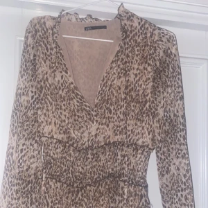 Mönstrad klänning - Supergullig mönstrad klänning från zara, typ nyskick😘 möts upp å pris går att diskuteras