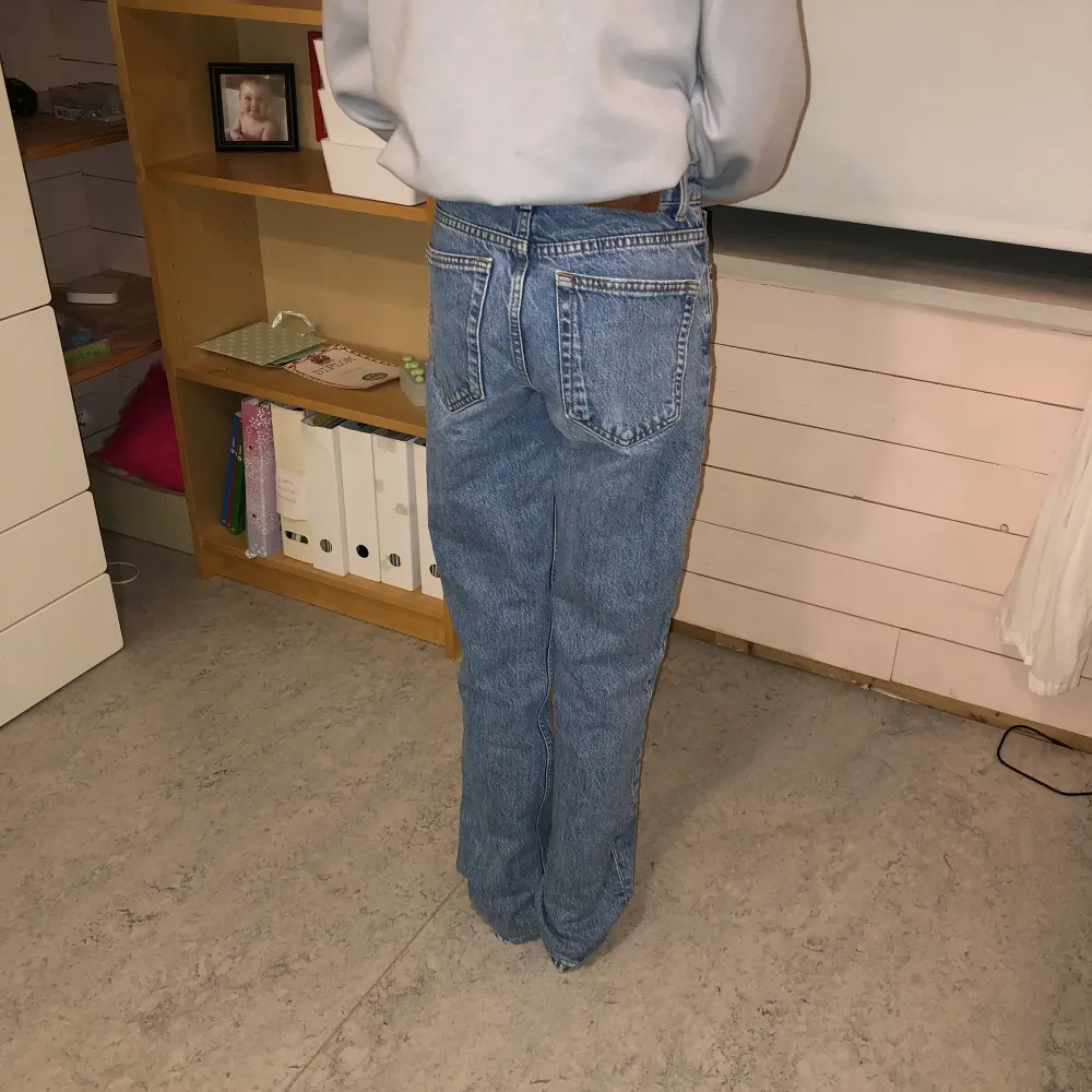 Säljer nu dessa jeans i nyskick som var för stora när jag fick hem dem💕. Jeans & Byxor.