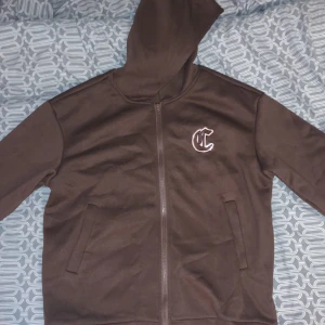 Brun huvtröja  - Tja tänkte sälja denna tröja då den är Förstor för mig, det står att det är storlek S men passar mycket väl som M/L. Tröjan är i helt utmärkt skick och du kommer känna dig helt bekväm och självsäker när du bär denna huvtröja   Köpt för 250kr 