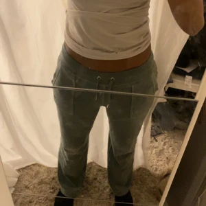 Juicy Couture byxor - Super fina har använt dom ett företal gånger är helt dom nya inte sönder någon stans. Skriv för mer frågor 💗💗 säljer dom för 200kr bilingare 