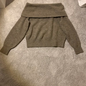 Off shoulder - En super snygg off shoulder tröja! Säljer för att den aldrig kommit till andvändning💗 Skriv privat för fler bilder eller frågor! Köparen står för frakt💗