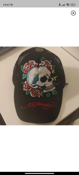Ed hardy keps  - Lägger upp igen pga oseriösa köpare. Buda bara om du ska köpa. Köpte denna as coola ed hardy keps för 400 men har inte kommit till användning. Ny skick.