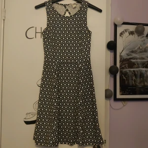 Sommarklänning med öppen rygg - Fint använt skick. Klänning med öppen rygg.