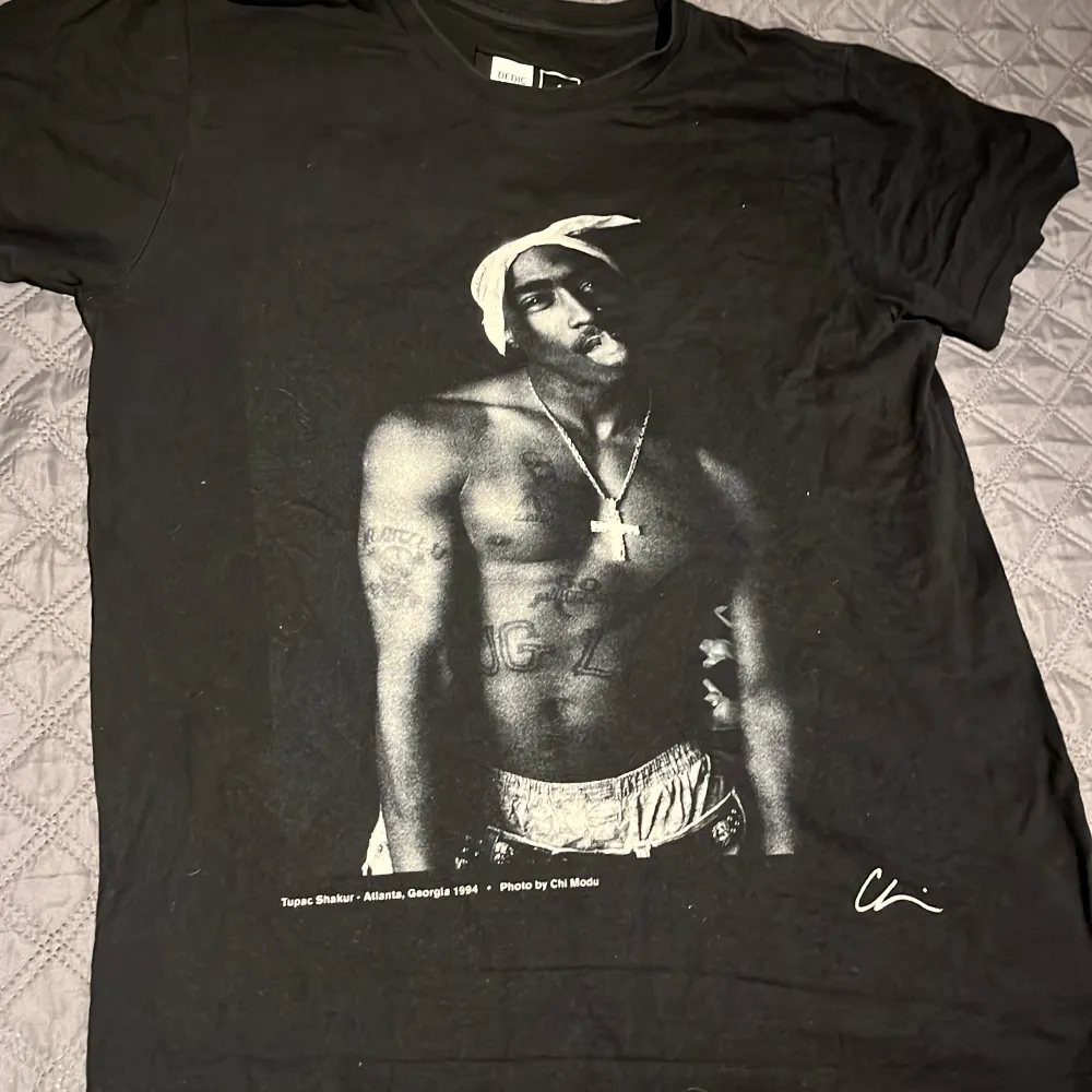 Två oanvända tupac T-shirtar i storlek S  En för 150kr, båda för 250kr. T-shirts.