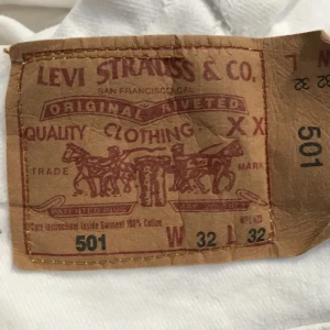 Levis 501 jeans - W32/L32. Levis 501 Straight jeans. Midjemått: 74cm. Använda men i bra skick. Köparen står för fraktkostnaden