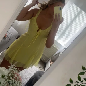 Sommarklänning  - En super härlig klänning från Gina tricot som bara är använd en gång.   Nypris 399