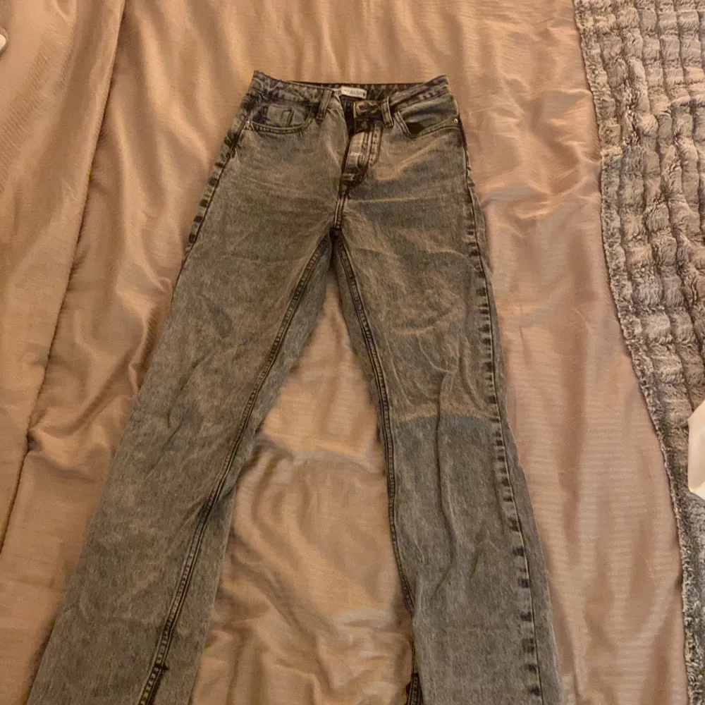 Säljer då de blivit för små i midjan. Är 168 cm lång. Använda fåtal gånger och är i väldigt bra skick.  Köparen står för frakt!. Jeans & Byxor.