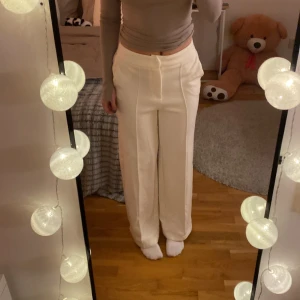 Vita byxor från Stradivarius  - Stradivarius byxor köpta på zalando. Jätte sköna kostymbyxor som inte kommer till användning här i bra skick.  Köparen står för frakt🤍