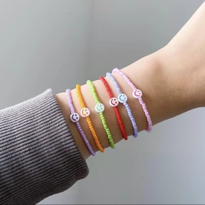 Pärlade armband med smileys  - Jättefina töjbara armband från Tinsel 💓frakt med frimärke: 13kr Shoppa här eller hos www.tinsel.se