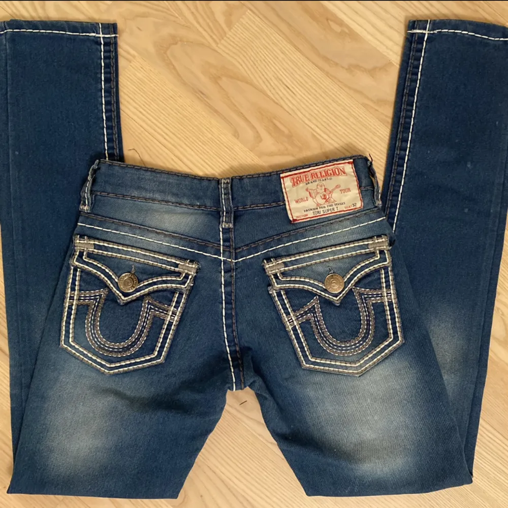 Följ mig gärna då jag lägger upp liknande plagg 🌼 True religion jeans i lowaist. De är raka i benen och o storlek 27. 33 i midjan och 77 innerbenet. Skriv gärna om du har frågor❣️. Jeans & Byxor.