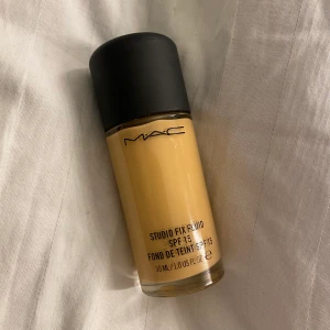 Mac studio fix fluid foundation  - Nästintill oanvänd foundation från Mac i färgen NC20 🖤100 kr 