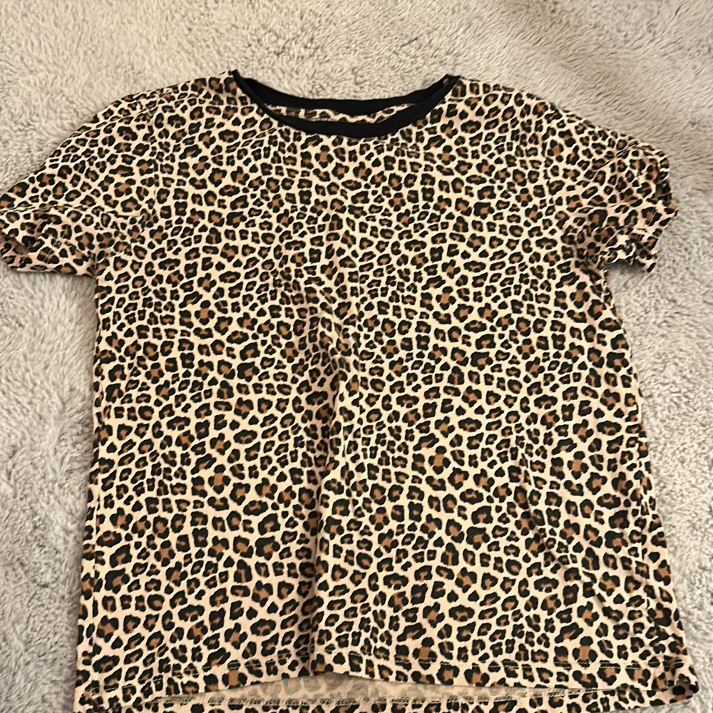 Snygg leopardmönstrad t-shirt🤩 säljer då den inte är i min stil, men supersnygg på någon annan👌 storleken tror jag är i S men är osäker då lappen är bortklippt. Den passar mig som i vanliga fall har storlek xs/s i toppar.. T-shirts.