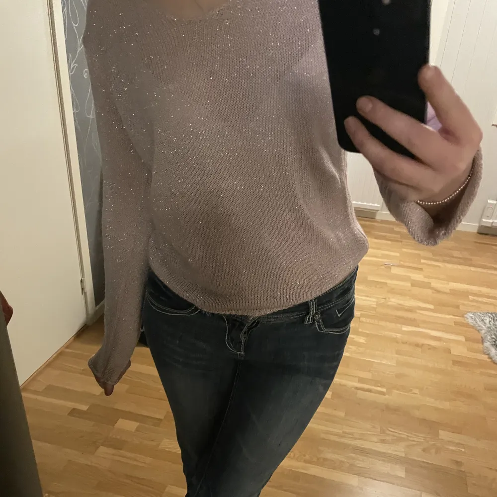 Jättefin ljusrosa glittrig tröja. Storlek S, säljer för 100kr🥰 . Neuleet.