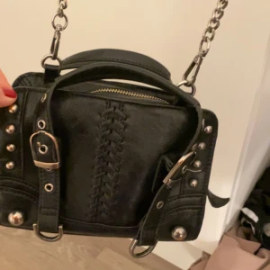 zara väska - säljer min väll använda zara väska då jag köpt en ny. väskan säljs billigt då jag använt den ett tag och formen har ändrats lite grann, men det går att fixa!💞skriv privat för fler bilder💕💕