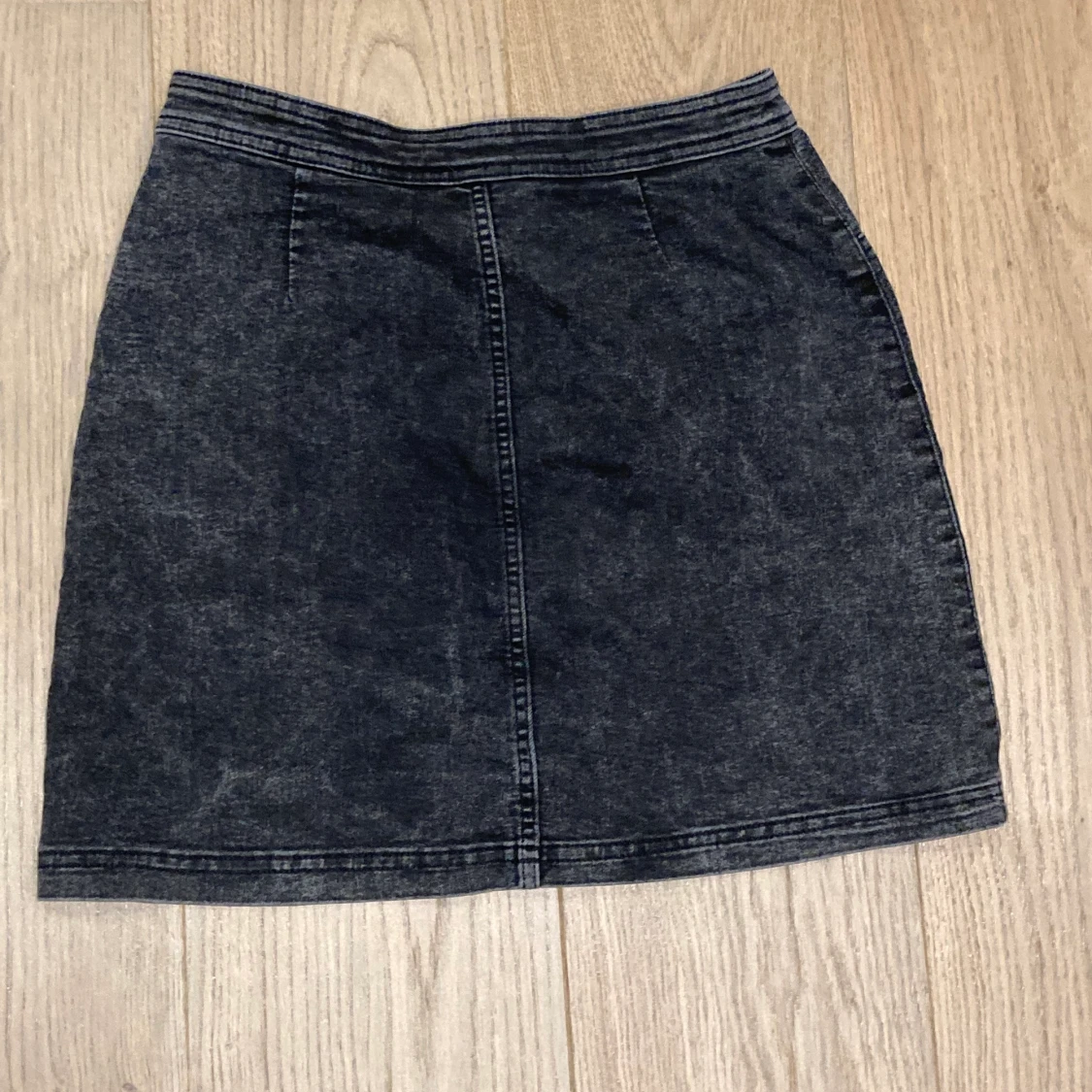 Svart stentvättad jeanskjol - 90