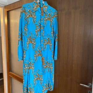 Klänning - Härlig klänning i fint material med skärp i midjan 